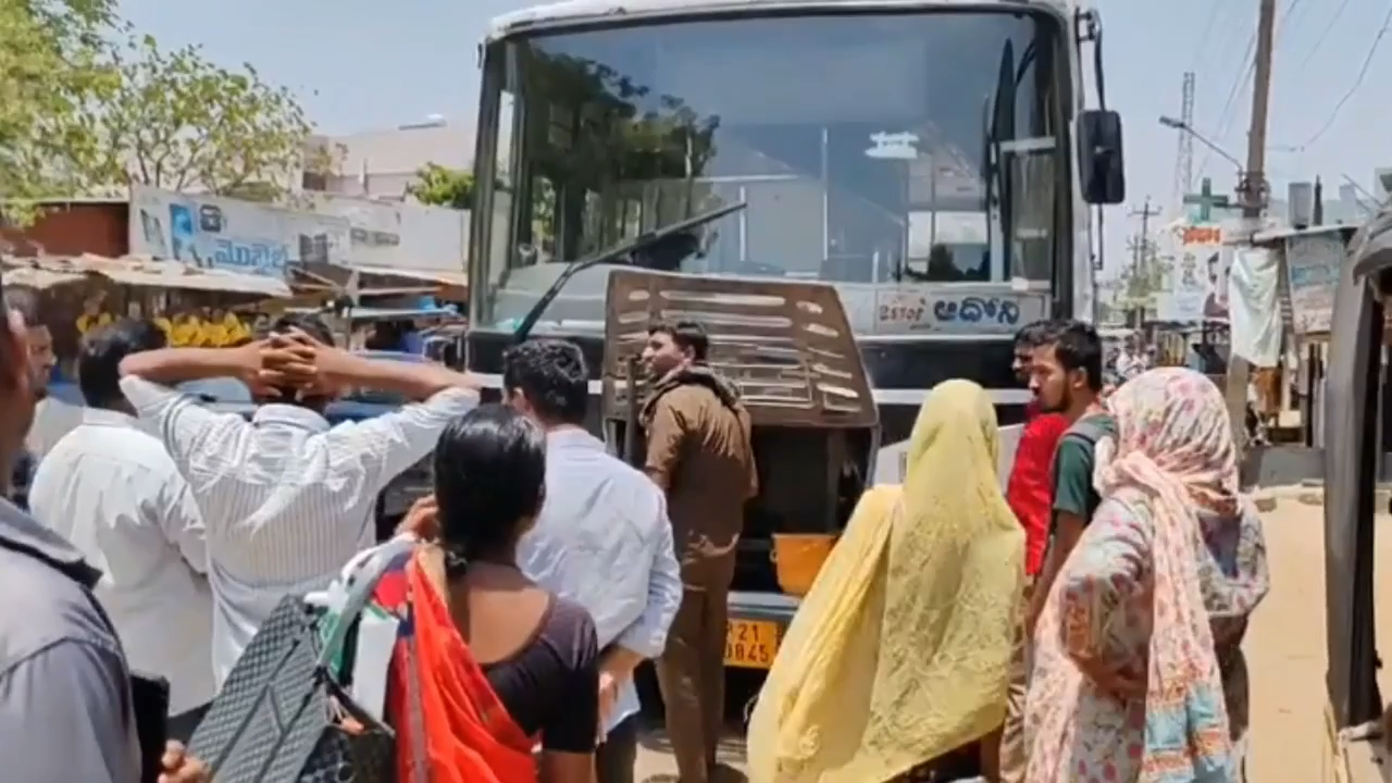 ఎమ్మిగనూరు: గోనెగండ్ల నుంచి వస్తున్న కర్నూల్-2 ఆర్టీసీ బస్సులో ఒక్కసారిగా వ్యాపించిన పొగలు, పరుగులు తీసిన ప్రజలు