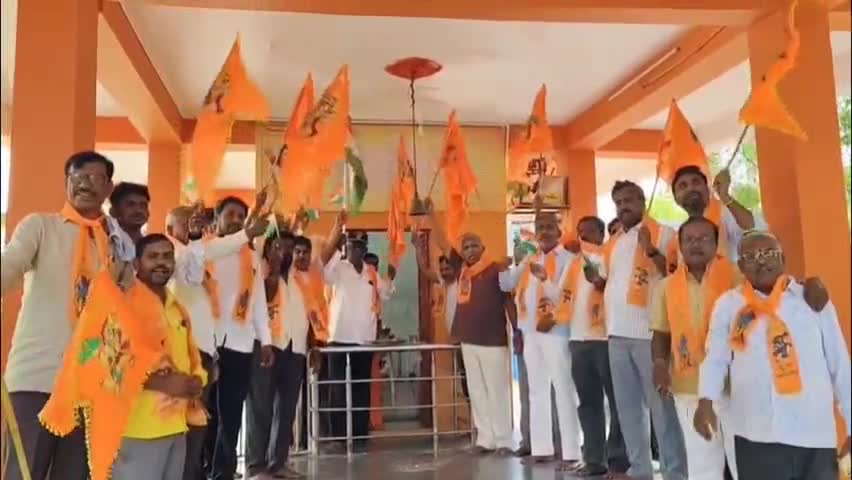 ಯಾದಗಿರಿ: ಭಾರತೀಯ ಸೇನೆಯಿಂದ ಉಗ್ರರ ನೆಲೆಗಳ ಧ್ವಂಸ: ನಗರದ ಆಂಜನೇಯ ದೇವಸ್ಥಾನ ಆವರಣದಲ್ಲಿ ವಿಜಯೋತ್ಸವ