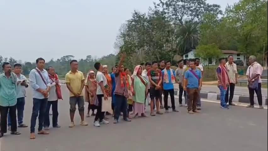 ডিফু: চাৰিলেনযুক্ত পথ নির্মাণৰ ভূমিৰ বাবদ আজিও ক্ষতিপূৰণ নাপাই সংবাদ মাধ্যমৰ কাষ চাপিলে   ডিলাই-ডিমাপুৰ পথৰ একাংশ গঞা