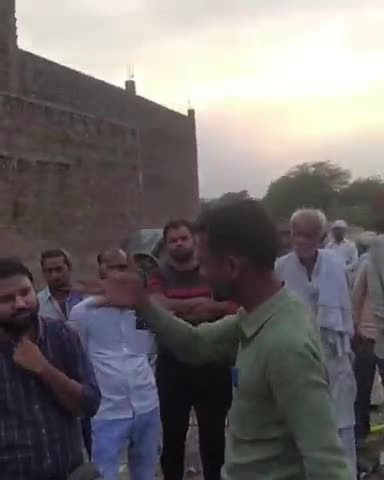 कौंच: ग्राम सदुपुरा में अवैध कब्जा कर हो रहे निर्माण की शिकायत पर नायब तहसीलदार ने की जांच पड़ताल