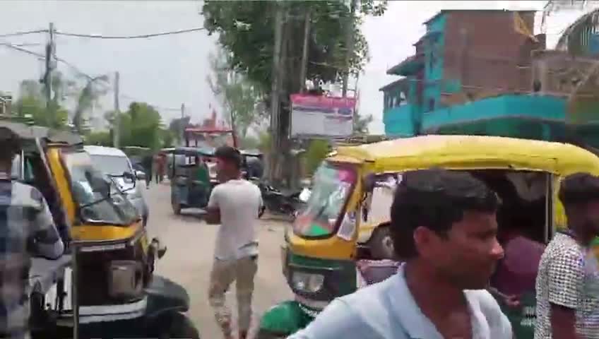 গাজোল: টোটোতে যাত্রী তোলাকে কেন্দ্র করে রানিগঞ্জ আগমপুর সড়কে পথঅবরোধ করে বিক্ষোভ দেখালেন অটোচালকরা