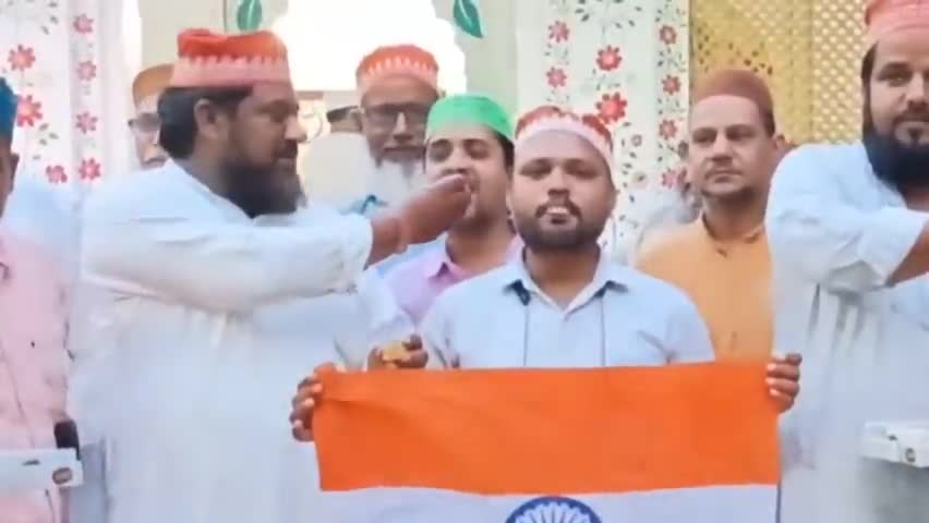 बरेली: आतंकवाद को मुँहतोड जवाब देने पर सिविल लाइंस क्षेत्र मे दरगाह पर बाँटी मिठाइयां#operationsindoor