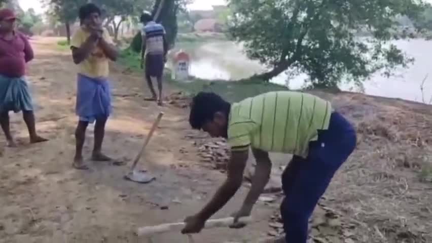 কেতুগ্রাম ১: পুলিশ প্রশাসনের নির্দেশের পরেই কেতুগ্রামে রাস্তা পরিষ্কার করার কাজে হাত‌ লাগালেন স্থানীয় বাসিন্দারা
