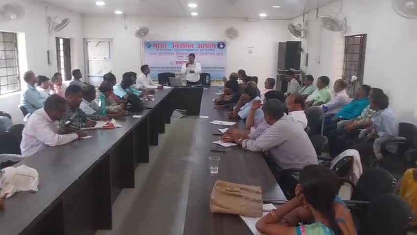 लालगंज: लालगंज में निर्वाचन सूची तैयार करने के लिए बीएलओ को दिया गया  प्रशिक्षण, BDO सहित अन्य पदाधिकारी रहे मौजूद