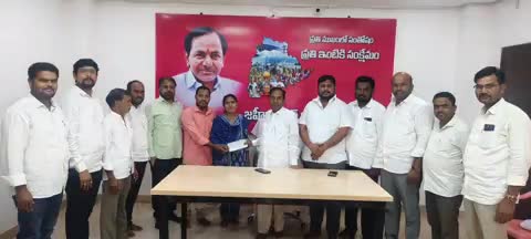 జహీరాబాద్: పట్టణంలో లబ్ధిదారులకు CMRF చెక్కులను పంపిణీ చేసిన ఎమ్మెల్యే మాణిక్ రావు