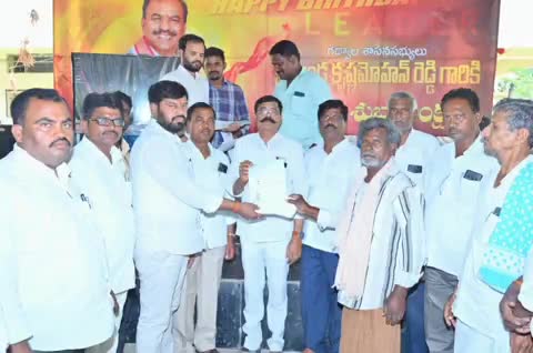 గద్వాల్: మండలంలోని పలు గ్రామాల లబ్ధిదారులకు సీఎం సహాయనిధి చెక్కులు పంపిణీ చేసిన PACS ఉమ్మడి జిల్లా డైరెక్టర్ సుభాన్