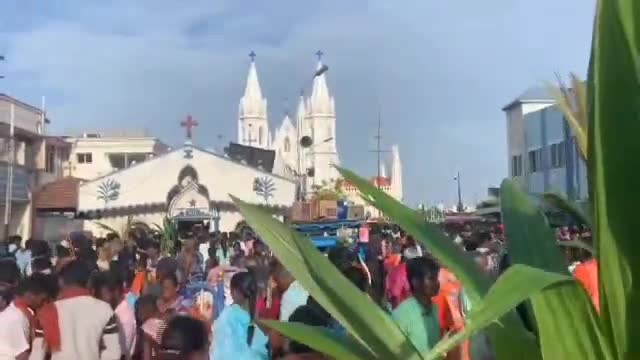 கீழ்வேளூர்: கோடை விடுமுறை மற்றும் வார விடுமுறை ஒட்டி உலக பிரசித்தி பெற்ற வேளாங்கண்ணியில் குவிந்த சுற்றுலா பயணிகள்