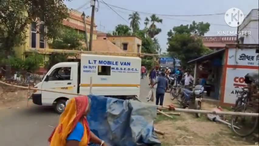 খানাকুল ১: 3 বছর ধরে বিদ্যুতের সমস্যা, খানাকুলের হেলান বকুলতলায় মোবাইল ভ্যান আটকে পথ অবরোধ করে বিক্ষোভ #jansamasya