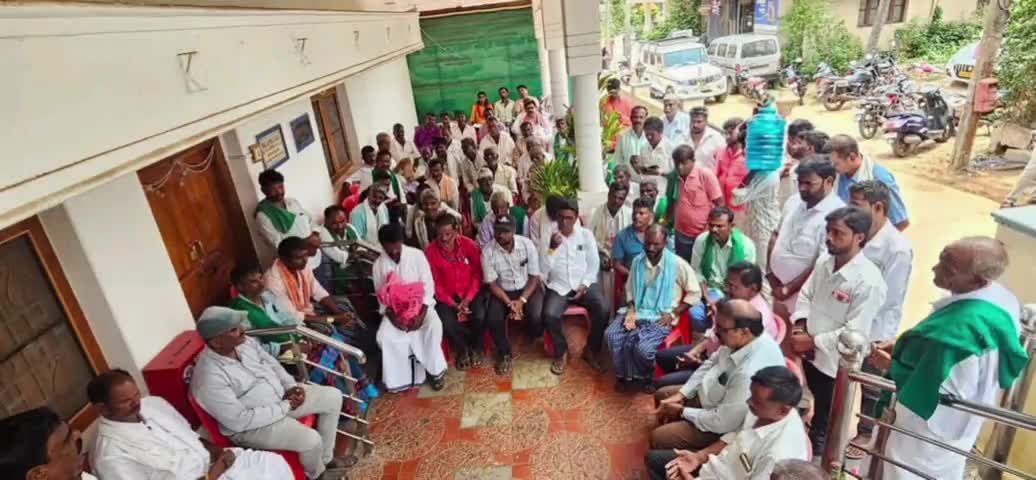 ಹಿರೇಕೆರೂರು: ಅರಳಿಕಟ್ಟಿ ಗ್ರಾಮಕ್ಕೆ ಸರ್ಕಾರಿ ಪ್ರೌಢ ಶಾಲೆ ಮಂಜೂರು: ಪಟ್ಟಣದಲ್ಲಿ ಶಾಸಕ ಯು.ಬಿ ಬಣಕಾರ್‌ಗೆ ಗ್ರಾಮಸ್ಥರ ಸನ್ಮಾನ