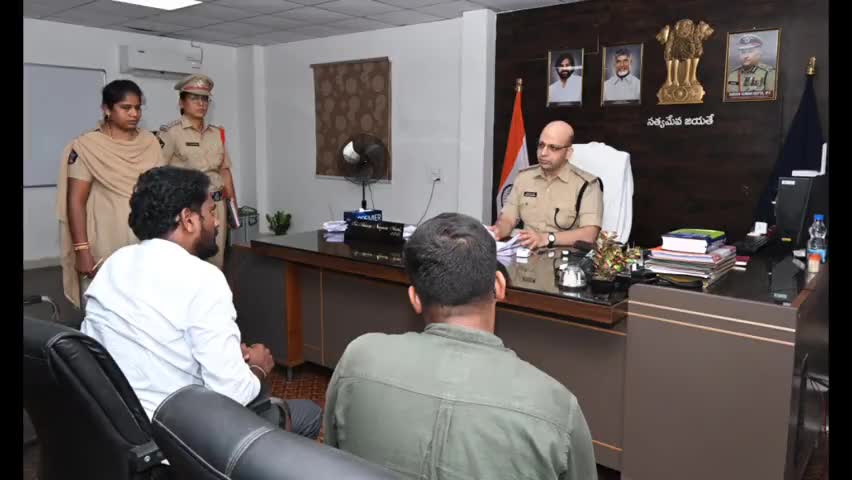 భీమవరం: పోలీస్ శాఖ ఆధ్వర్యంలో నిర్వహించిన ప్రజా సమస్యల పరిష్కార వేదిక కార్యక్రమంలో 19 అర్జీలను స్వీకరించిన SP అద్నాన్ నయీం అస్మి