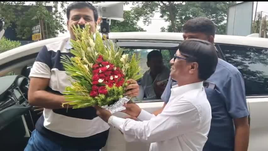 किशनगंज: प्रखंड में अल्पसंख्यक कल्याण मंत्री जमा खां का स्वागत, SDM ने दिया बुके