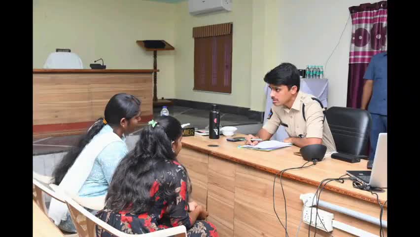 శ్రీకాకుళం: పోలీసు కార్యాలయంలో నిర్వహించిన ప్రజా ఫిర్యాదుల స్వీకరణ కార్యక్రమంలో పాల్గొన్న ఎస్పీ మహేశ్వర్ రెడ్డి