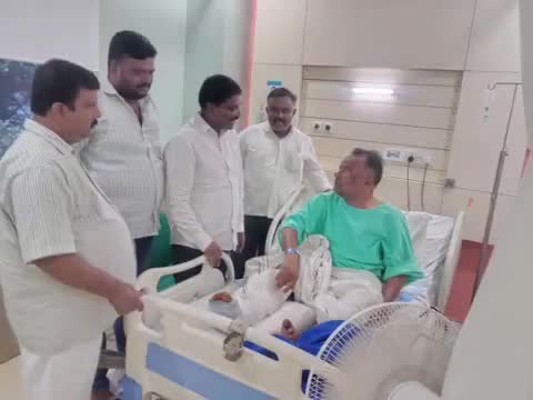 కళ్యాణదుర్గం: బెంగళూరులో చికిత్స పొందుతున్న కుందుర్పి జడ్పీటీసీ రాధాస్వామిని పరామర్శించిన మాజీ ఎంపీ తలారి రంగయ్య