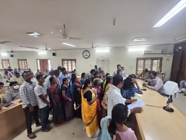 రంపచోడవరంలో ప్రజా సమస్యల పరిష్కార వేదిక, ప్రజల నుంచి భారీగా సమస్యలపై దరఖాస్తులు