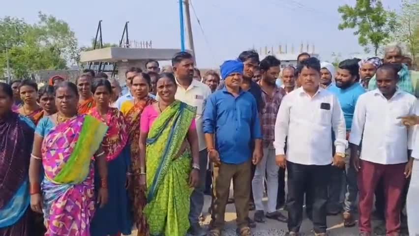 సిర్పూర్ టి: ఉపాధి హామీ డబ్బులు రావడం లేదని వంజిరి గ్రామంలో ఉపాధి హామీ కూలీల ఆందోళన, ఫీల్డ్ అసిస్టెంట్‌పై ఆగ్రహం