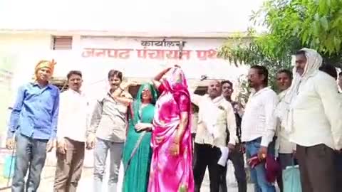 निवाड़ी: अपनी मांगों को लेकर मड़वा राजगढ़ निवासी किरण विश्वकर्मा ने ग्रामीणों के साथ पृथ्वीपुर जनपद पंचायत सीईओ को दिया ज्ञापन