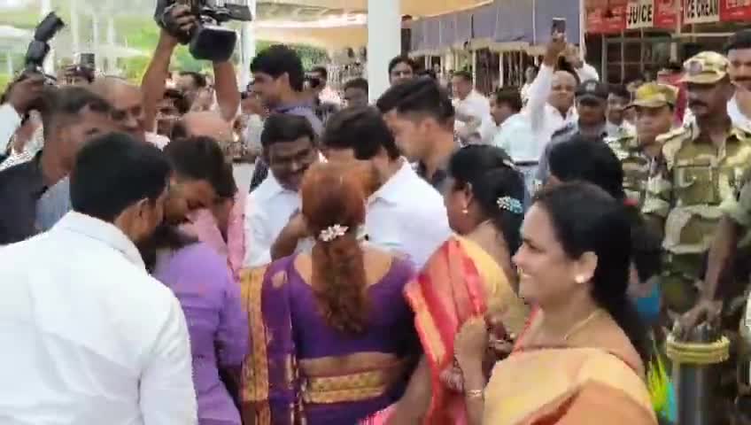 బెంగళూరు నుండి గన్నవరం అంతర్జాతీయ విమానాశ్రయానికి చేరుకున్న మాజీ ముఖ్యమంత్రి వైయస్ జగన్మోహన్ రెడ్డి