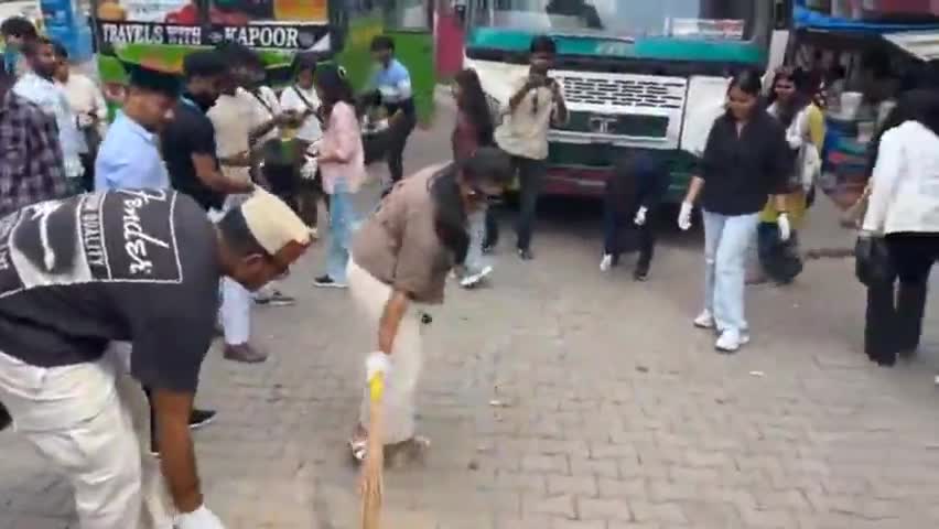 ददाहू: स्वच्छ भारत अभियान के तहत एनएसएस यूनिट के स्वयंसेवियों ने ददाहू बस अड्डे में की सफाई