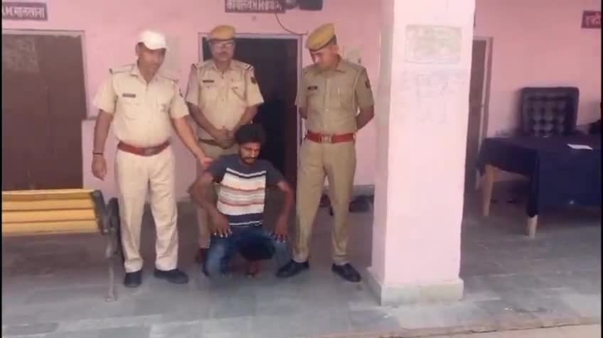 राजाखेड़ा: राजाखेड़ा थाना पुलिस ने सोशल मीडिया पर अवैध हथियार के साथ फोटो प्रदर्शन करने वाले युवक को किया गिरफ्तार