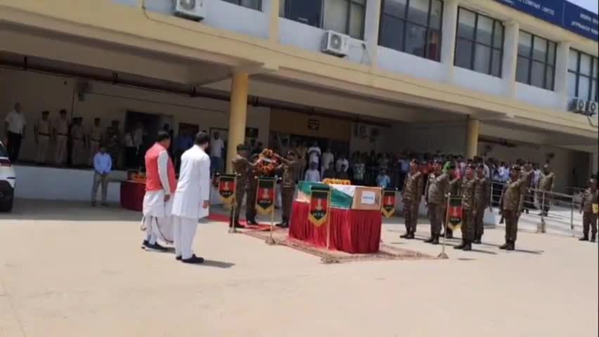 पटना ग्रामीण: शहीद रामबाबू सिंह का शव पहुंचा पटना, नेता प्रतिपक्ष तेजस्वी यादव ने दी श्रद्धांजलि