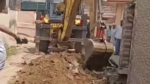 अम्बाला: रामपुर सरसेहड़ी में नाली पर अतिक्रमण का आरोप, जेसीबी लेकर मौके पर पहुंची नगर परिषद की टीम