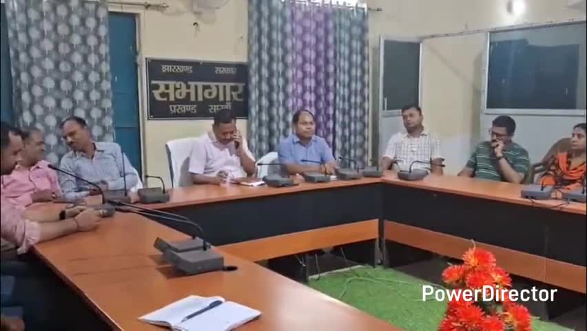 सारवां: प्रखंड सभागार में प्रखंड क्षेत्र के विभिन्न प्लस टू और उच्च विद्यालयों के प्रधानाध्यापकों के साथ बीडीओ ने की बैठक