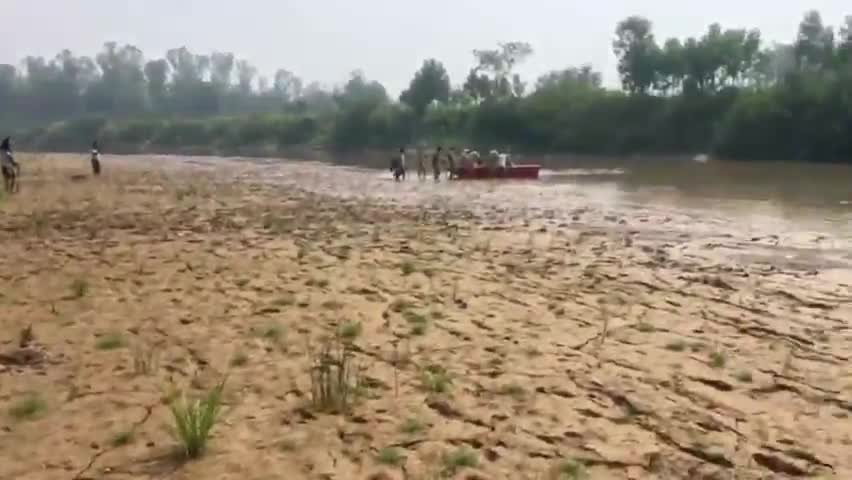 ਹੁਸ਼ਿਆਰਪੁਰ: ਆਬਕਾਰੀ ਵਿਭਾਗ ਤੇ ਪੁਲਿਸ ਦੀ ਟੀਮ ਨੇ ਚਲਾਇਆ ਦਸੂਹਾ ਦੇ ਬਿਆਸ ਦਰਿਆ ਦੇ ਕੰਢੇ ਵਿੱਚ ਸਰਚ ਆਪਰੇਸ਼ਨ, ਕਰੀਬ 25 ਹਜ਼ਾਰ ਕਿੱਲੋ ਲਾਹਨ ਕੀਤੀ ਬਰਾਮਦ