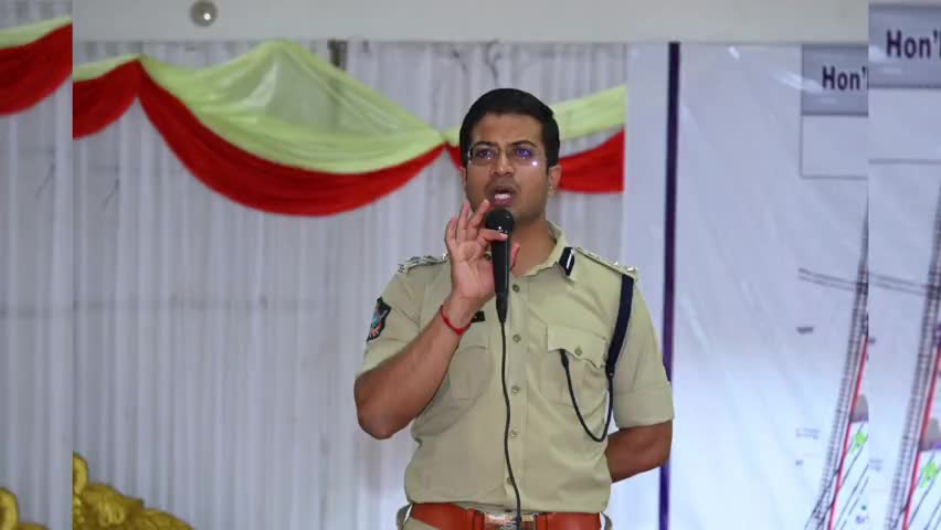 కర్నూలు: నగరంలో సీఎం చంద్రబాబు పర్యటన సందర్భంగా భారీ బందోబస్తుపై సిబ్బందికి దిశా నిర్దేశం చేసిన ఎస్పీ విక్రాంత్ పాటిల్