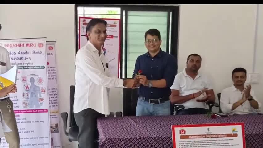 પલસાણા: વિશ્વ હાઈપરટેન્શન ડે નિમિત્તે પલસાણામાં  સાઈકલ રેલી કાઢી જેને લીલી ઝંડી ગામના સરપંચે આપી પ્રસ્થાન કરાવી