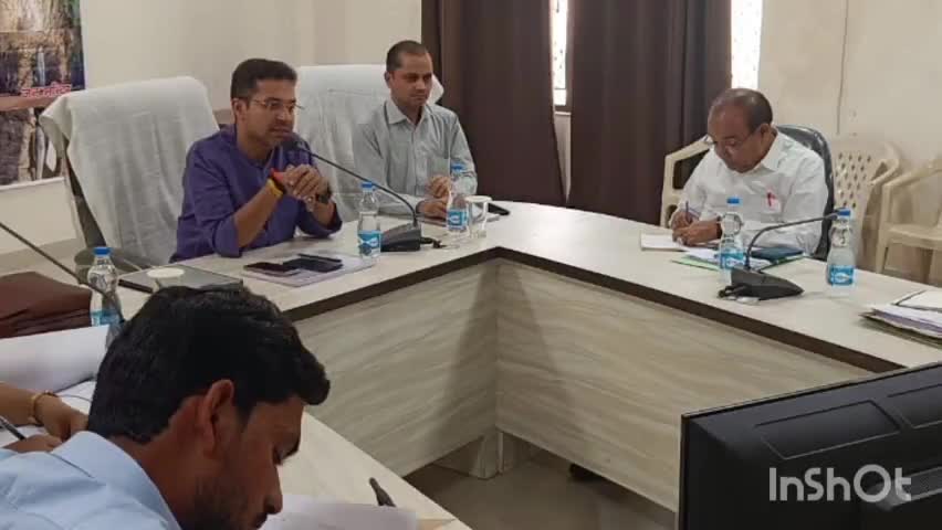अशोक नगर: चंदेरी के हैंडलूम पार्क में कलेक्टर ने राजस्व अधिकारियों के साथ की समीक्षा बैठक, दिए आवश्यक दिशा निर्देश