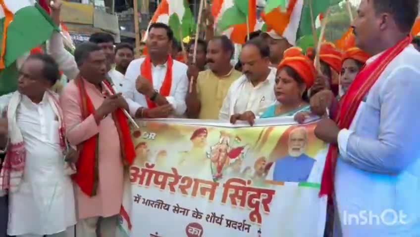 महुआ: महुआ में भाजपा कार्यकर्ताओं ने ऑपरेशन सिंदूर की सफलता पर भारतीय सेना के सम्मान में निकाली तिरंगा यात्रा