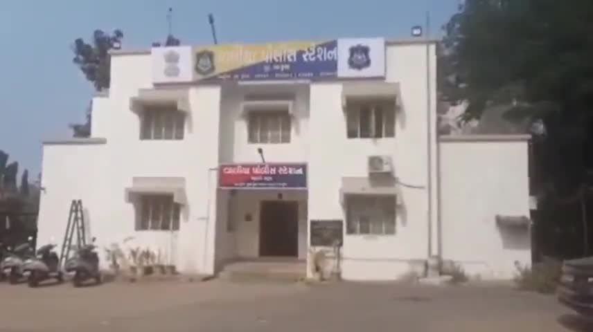 વાલિયા: વાલિયા પોલીસે સોડગામ ગામની નવી વસાહતમાંથી વિદેશી દારૂનો જથ્થો ઝડપી પાડ્યો હતો