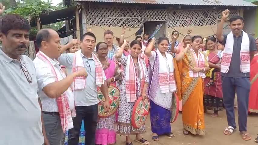 হোজাই: পঞ্চায়ত নিৰ্বাচনত মিলিকবস্তি পঞ্চায়তৰ অন্তৰ্গত ৬ টাকৈ ৱাৰ্ডৰ বিজয়ী ৱাৰ্ড সদস্যক ৰামপুৰবস্তিত সম্বৰ্ধনা