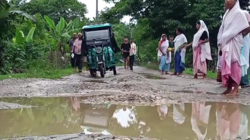 মৰাণ: বৃহৎ গাঁতেৰে মৰণ ফান্দত পৰিণত খোৱাং সমষ্টিৰ লেজাই বৰদৈবাম পথ, কাণসাৰ নাই জনপ্ৰতিনিধিৰ, সমস্যাত সহস্ৰাধিক লোক #jansamasya