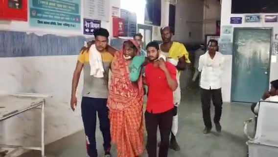 नरसिंहपुर: दूल्हा देव दादा महाराज के समीप सड़क हादसे में बुजुर्ग दंपति को आई चोट, जिला अस्पताल में भर्ती