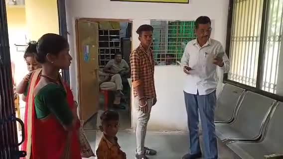 नरसिंहपुर: बच्चों के साथ SP कार्यालय पहुंची मेहगांव निवासी महिला, ससुराल वालों पर प्रताड़ित करने का लगाया आरोप