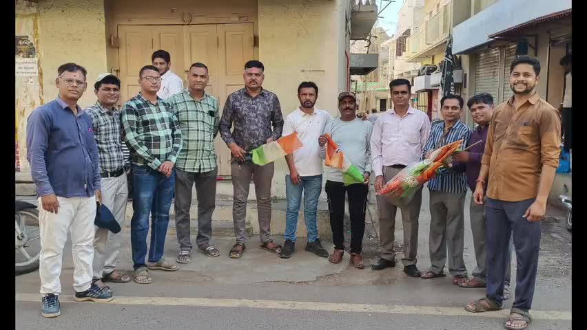 વાંકાનેર: વાંકાનેર શહેરના જાહેર સ્થળોએથી શિક્ષકો દ્વારા ખંડિત રાષ્ટ્રધ્વજને એકઠા કરી રાષ્ટ્રધ્વજનું મૂલ્ય અને ગૌરવ વધારીયું