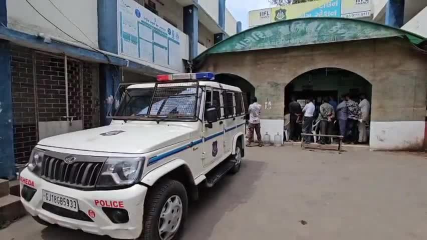 નડિયાદ: સરદારની પ્રતિમા પાસે વૃદ્ધના મિત્રની મદદ કરવા આવેલા  ઈસમે ATM કાર્ડ બદલી 1 લાખ ઉપાડી લીધા