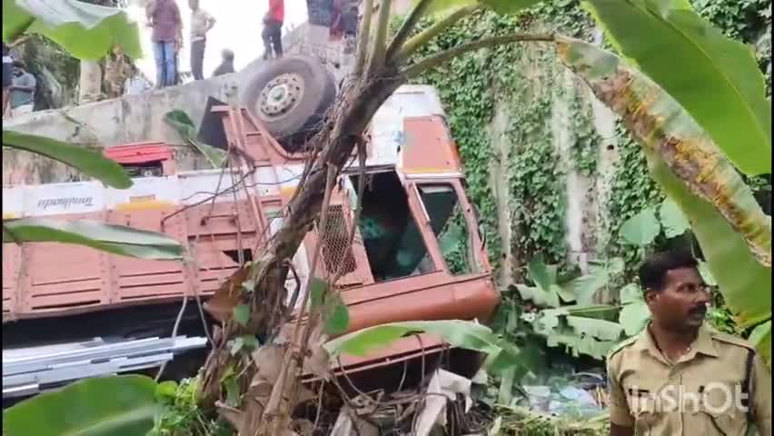 തിരുവനന്തപുരം: കല്ലുവെട്ടാൻകുഴിക്ക് സമീപം ബ്രേക്ക് നഷ്ടപ്പെട്ട ലോറി വയലിലേക്ക് മറിഞ്ഞ് അപകടം, ഡ്രൈവർക്ക് പരിക്ക്