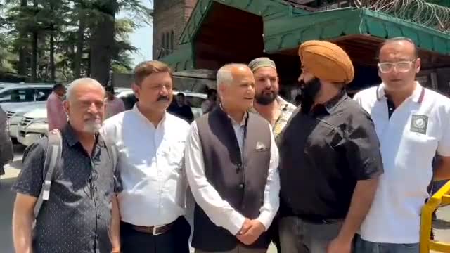 शिमला शहरी: महापौर सुरेंद्र चौहान के साथ शिमला व्यापार मंडल ने CM से की मुलाकात, कोविड काल में दर्ज मामलों को वापस लेने की मांग