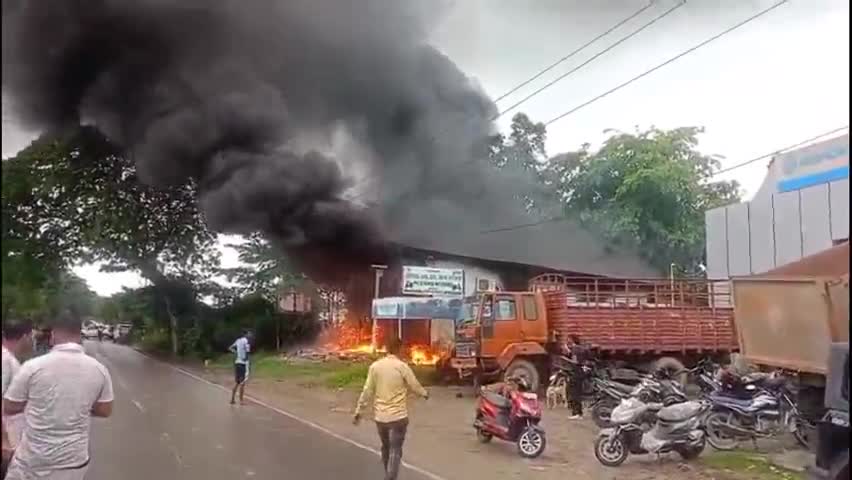 শিৱসাগৰ: জয়সাগৰৰ এন.এম.আৰ. মটৰচত ভয়ংকৰ অগ্নিকাণ্ড, জুইত জাহ গ'ল কোটি টকাৰ সম্পত্তি