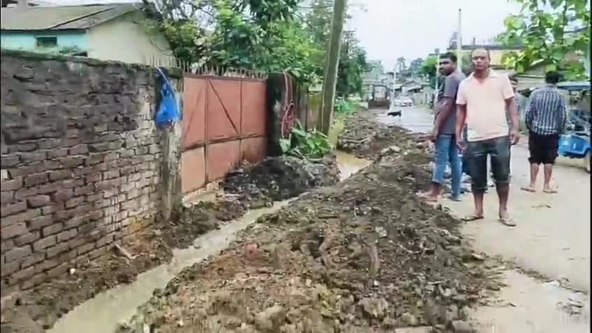 সোণাৰি: পাব্লিক এপৰ বাতৰিৰ প্ৰভাৱ, সদৰৰ ৫ নং ৱাৰ্ডৰ বাইপাছৰ পথত জমা হৈ আছিল পানী, পৌৰসভাই কৰিলে নলা নিৰ্মূল #jansamasya