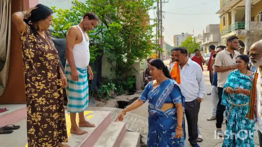 दुर्ग: सिकोला भाठा में नाली साफ-सफाई महाअभियान का निरीक्षण करने पहुंचीं महापौर अल्का बाघमार