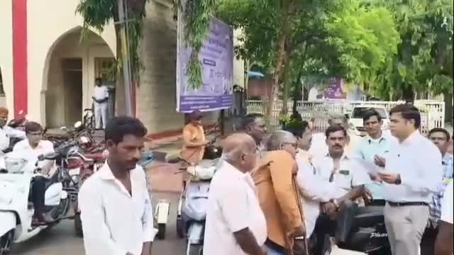 ವಿಜಯಪುರ: ವಿವಿಧ ಬೇಡಿಕೆ ಈಡೇರಿಕೆಗೆ ಒತ್ತಾಯಿಸಿ ರಾಜ್ಯ ಅಂಗವಿಕಲರ ಹಾಗೂ ಪಾಲಕರ ಒಕ್ಕೂಟದ ನೇತೃತ್ವದಲ್ಲಿ ನಗರದಲ್ಲಿ ಪ್ರತಿಭಟನೆ
