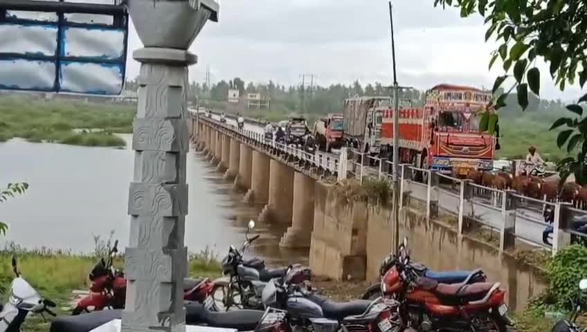 ಕಂಪ್ಲಿ: ತಾಲ್ಲೂಕಿನಲ್ಲಿ ಧಾರಾಕಾರ ಮಳೆಗೆ ಜನರು ತತ್ತರ, 35.1ಮಿ.ಮಿ ಮಳೆ ದಾಖಲು