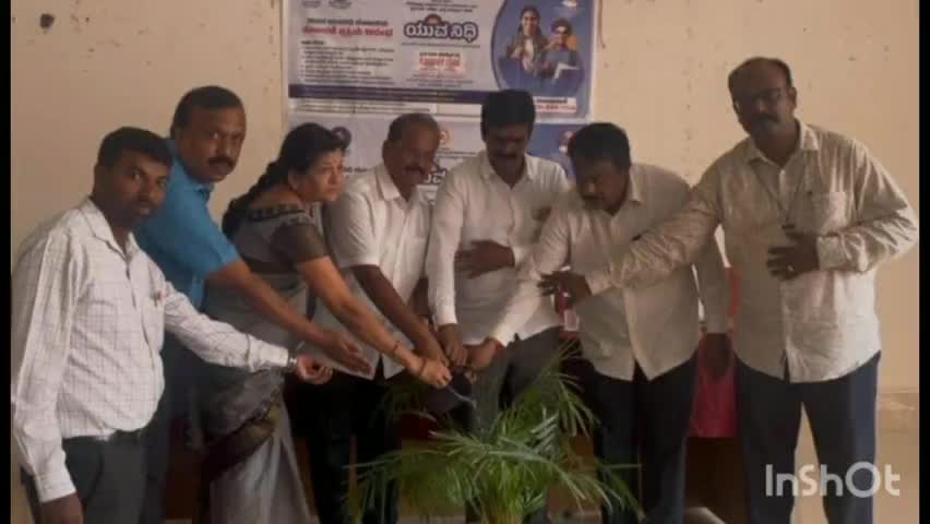 ಕೋಲಾರ: ಯುವನಿಧಿಗೆ ಅರ್ಜಿ ಸಲ್ಲಿಸಿ ಸದುಪಯೋಗಕ್ಕೆ ಮಂಗಸಂದ್ರ ಬಳಿ ಗ್ಯಾರಂಟಿ ಯೋಜನೆ ಪ್ರಾಧಿಕಾರ ತಾಲ್ಲೂಕಾಧ್ಯಕ್ಷ ಮುನಿಯಪ್ಪ