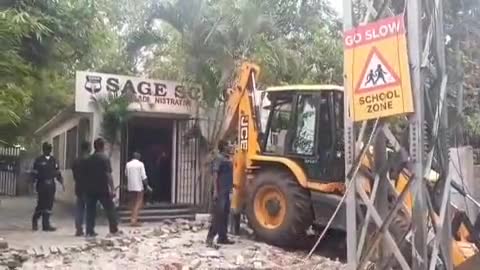 మేడ్చల్: మేడిపల్లిలోని సేజ్ స్కూల్లో హైడ్రా కూల్చివేతలు
