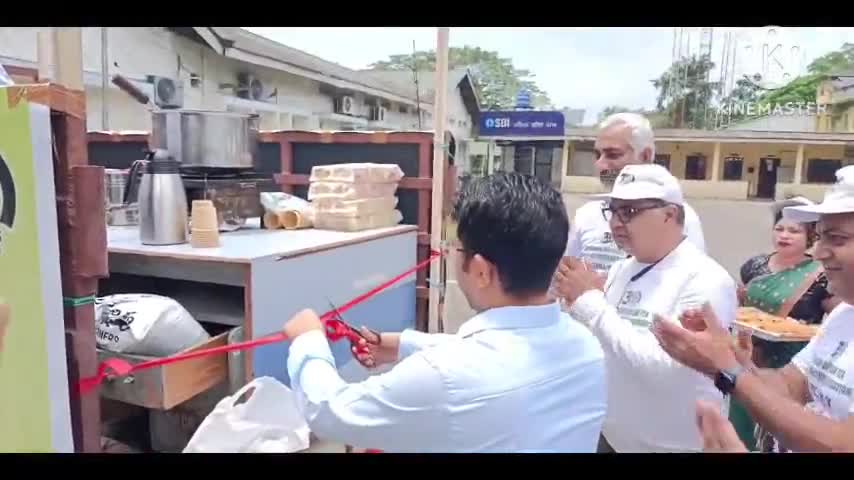 তিনিচুকীয়া: জিলা আয়ুক্ত কাৰ্যালয়ৰ প্ৰাংগণত আন্তৰ্জাতিক চাহ দিৱসৰ লগত সংগতি ৰাখি মোবাইল টি ষ্টলৰ শুভাৰম্ভ কৰে জিলা আয়ুক্তই