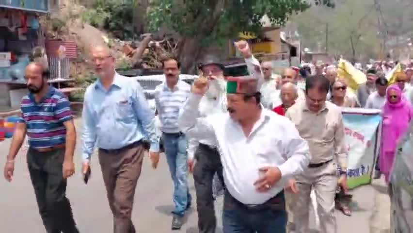दाड़लाघाट: अर्की शहर में हिमाचल प्रदेश पेंशनर्ज कल्याण संगठन की अर्की इकाई ने सरकार के खिलाफ निकाली रोष रैली