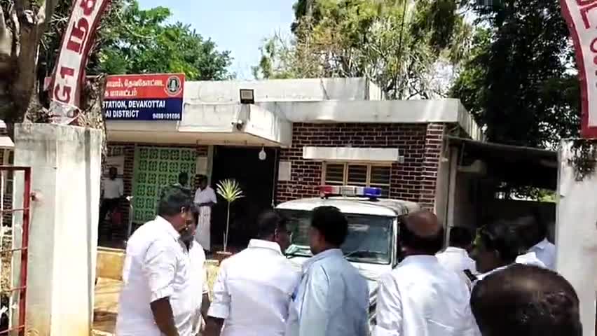தேவகோட்டை: தமிழக ஆளுநர் கலந்து கொள்ளும் நூல் வெளியீட்டு விழாவை தடை செய்ய வேண்டும் என நகர் காவல் நிலையத்தில் புகார் மனு